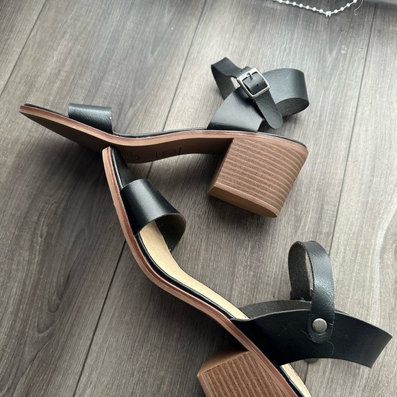 Rock & Candy Black Minimalist Sandals - Picture 9 of 9